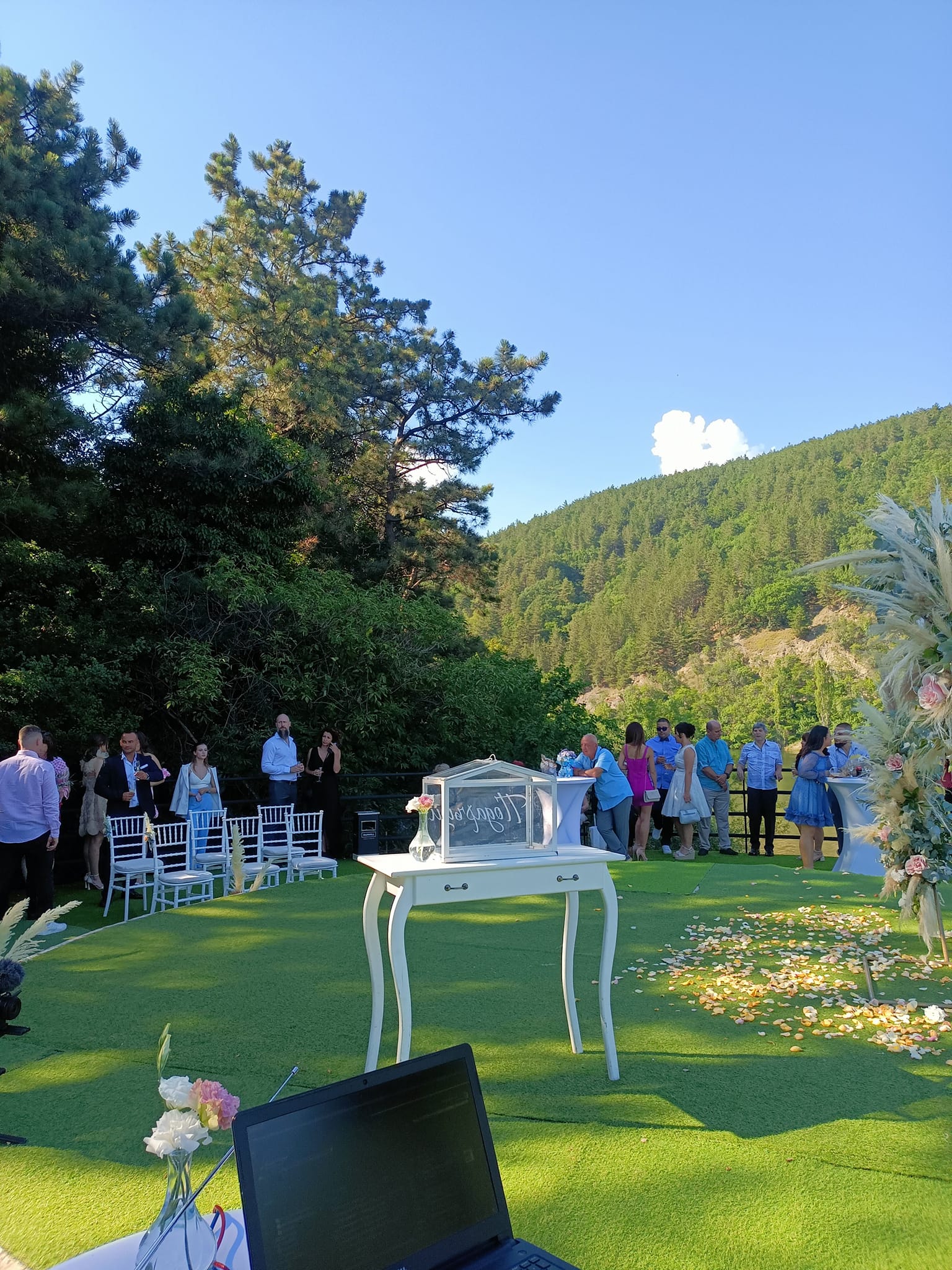 Сватбен DJ момент